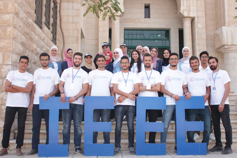 IEEE学生成员在字母I-E-E-E后面摆姿势。